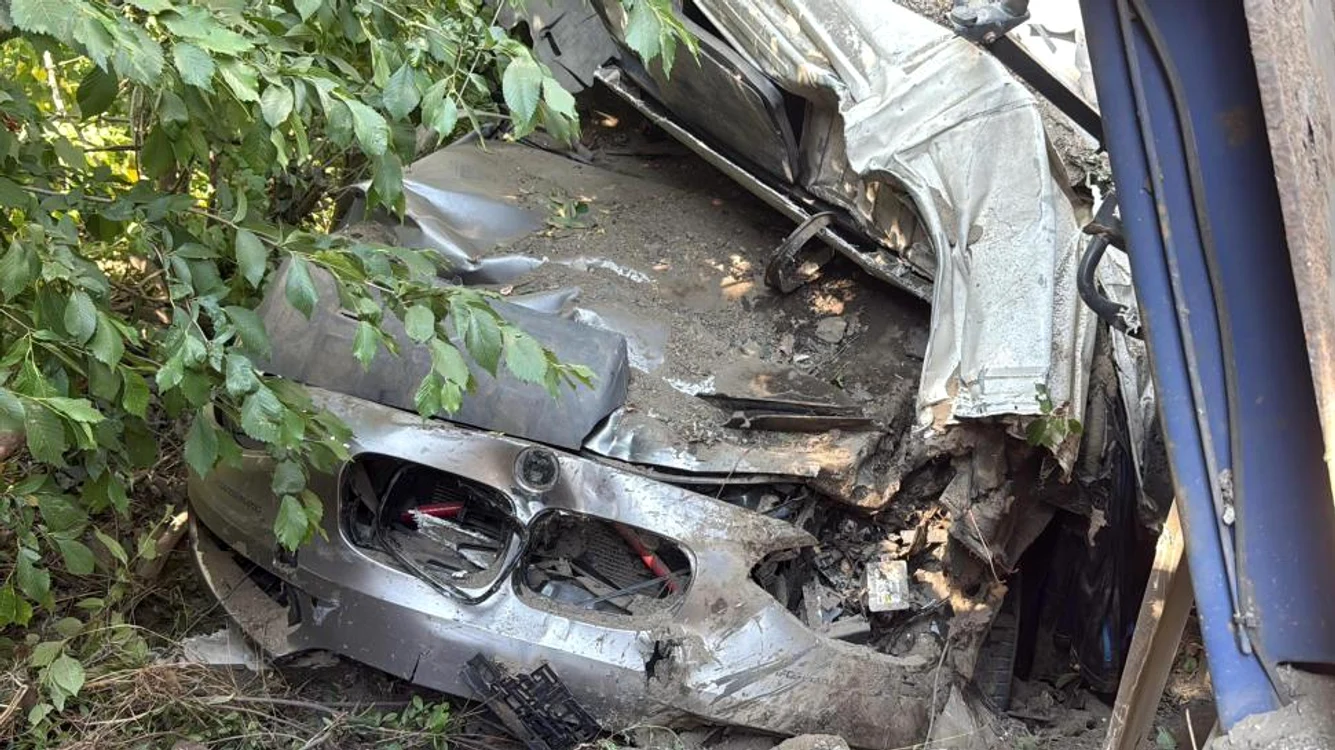 Un TIR s-a răsturnat peste o mașină în Tulcea, pe DN 22 FOTO: ISU Tulcea