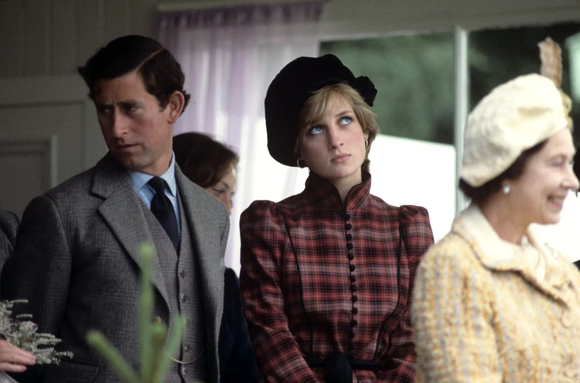Charles, Diana şi Regina ( Foto: Profimedia)