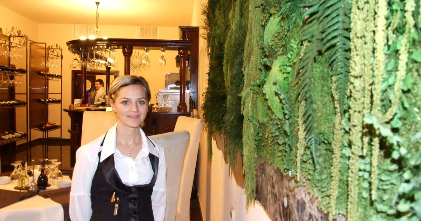 Ospătara Alina, dar şi clienţii restaurantului, sunt fascinaţi de tabloul unicat în ţară 