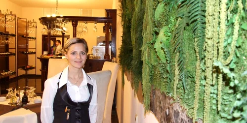 Ospătara Alina, dar şi clienţii restaurantului, sunt fascinaţi de tabloul unicat în ţară 