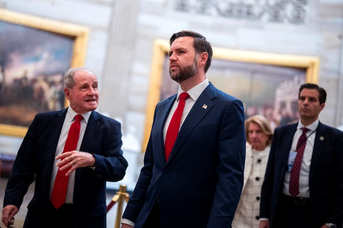 Senatorul Jim Risch alături de JD Vance