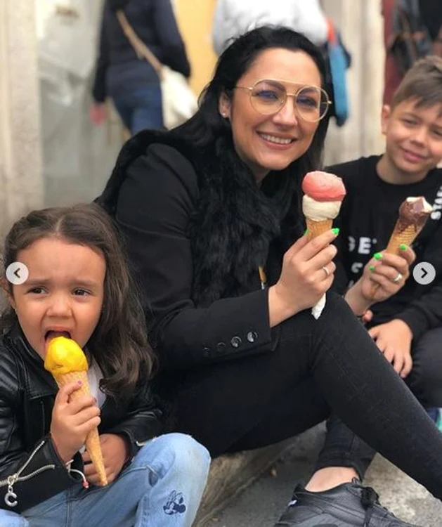 
    Andra, Cătălin și copiii sunt toți numai un zâmbet Foto Instagram  
