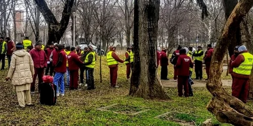 Muncitorii au oprit lucrul şi aşteaptă conducerea firmei pentru negocieri FOTO Alex Vasilache/Facebook