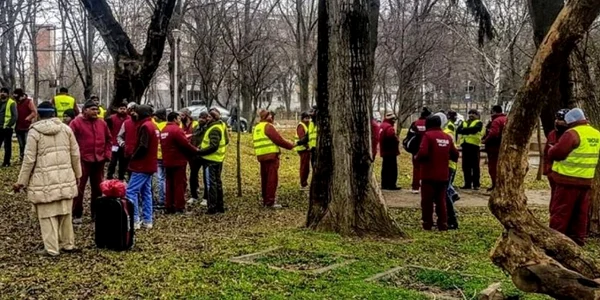 Muncitorii au oprit lucrul şi aşteaptă conducerea firmei pentru negocieri FOTO Alex Vasilache/Facebook