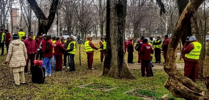 Muncitorii au oprit lucrul şi aşteaptă conducerea firmei pentru negocieri FOTO Alex Vasilache/Facebook