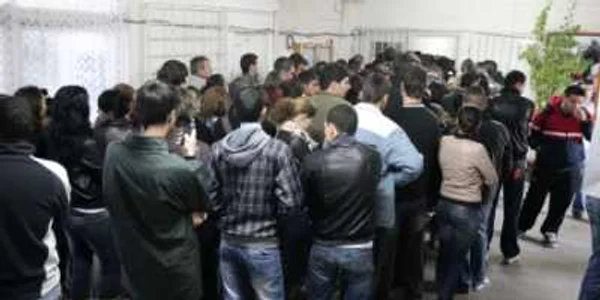 Studenţii au stat ore bune la coadă pentru a putea plăti taxa de şcolarizare