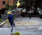 Demonstranţi se ciocnesc cu Poliţia Naţională Bolivariană în Caracas Venezuela FOTO EPA / Cristian Hernandez