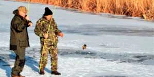 Pescuitul la copcă este marea atracţie pentru turiştii care vizitează Delta iarna   