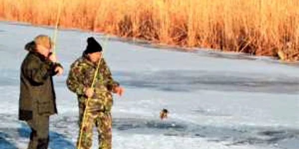 Pescuitul la copcă este marea atracţie pentru turiştii care vizitează Delta iarna   