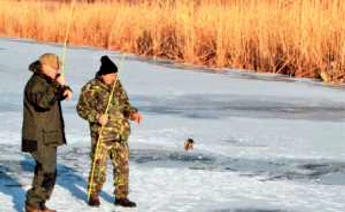 Pescuitul la copcă este marea atracţie pentru turiştii care vizitează Delta iarna   