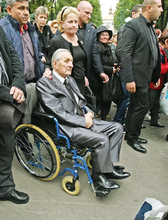 Ruxandra şi Niculae  Iacob, îndureraţi, la  căpătâiul avocatei