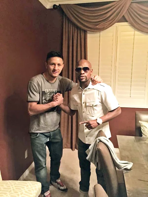 
    Ronald Gavril, alături de  Floyd Mayweather, chiar  la petrecerea ţinută în casa  americanului, după meciFoto: Arhivă Personală  