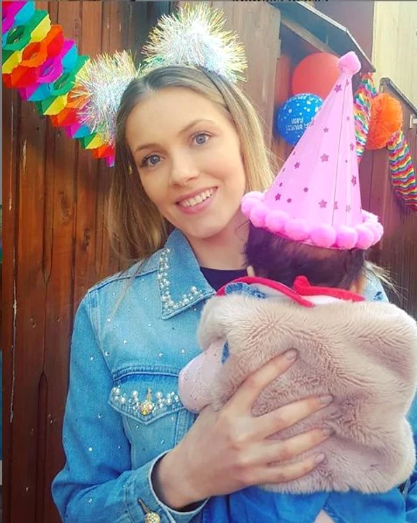 Cabral și Andreea Ibacka au purtat pe cap bentițe cu pampoane asortate