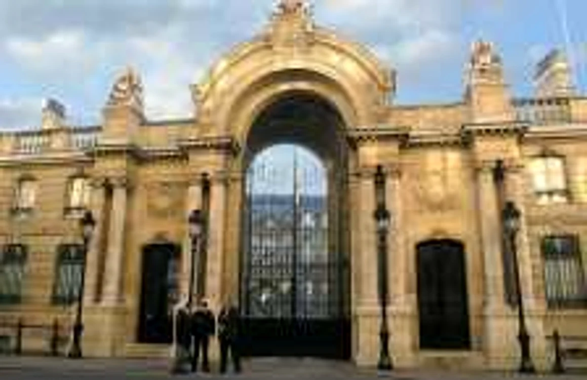 Intrarea în Palatul Elysée, sediul preşedinţiei franceze