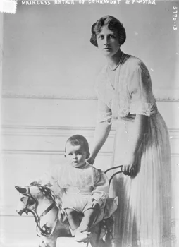 Alastair Windsor cu mama sa, Prințesa Alexandra, a doua Ducesă de Fife, 1915. FOTO: Profimedia