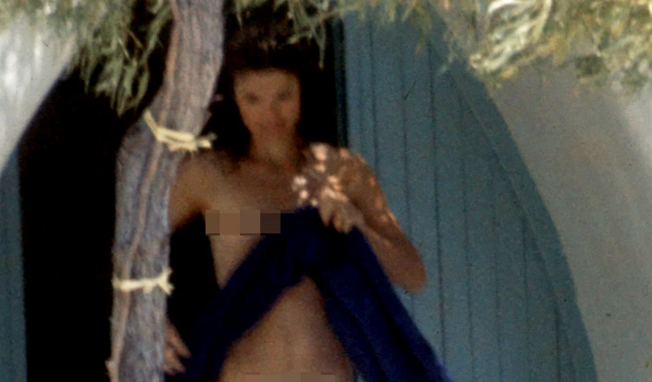 
    Jackie Kennedy și cei doi copii ai ei, Caroline și John, la înmormântarea lui Aristotel Onassisfoto: Getty Images  