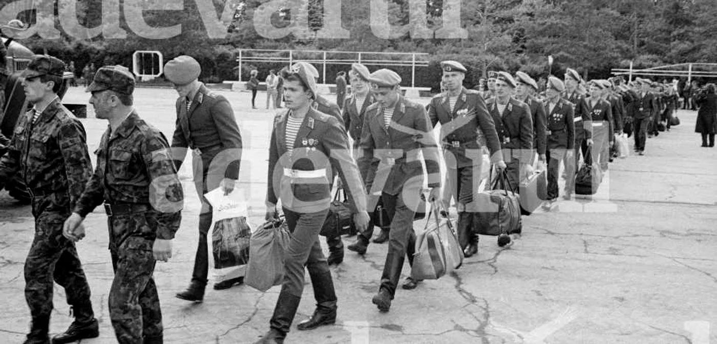 Militarii sovietici părăsesc unitatea militară de aeropurtate din strada Vasile Lupu