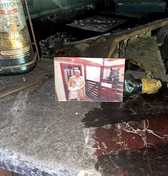 Fotografia care a rămas intactă după incendiu / foto: Social media