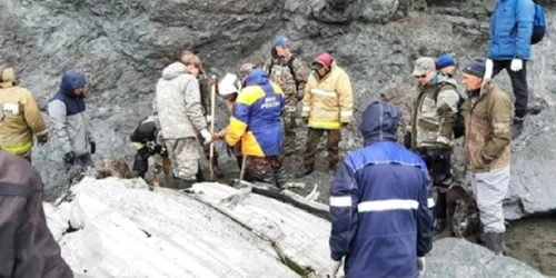 Nouă corpuri ale unor pasageri ai unui avion  prăbuşit în Kamceatka(Foto