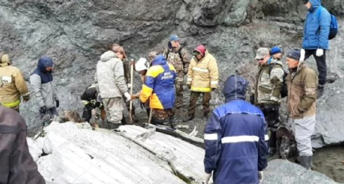 „Un grup de 51 de salvatori continuă să acţioneze la faţa locului, pe jos”, a anunţat într-un comunicat filiala locală a Ministerului Situaţiilor de Urgenţă. FOTO: Twitter