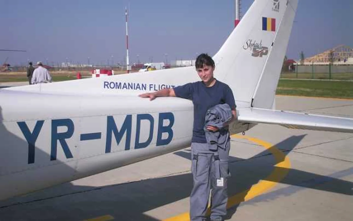 Prahoveanca Roxana Bănăseanu este pilot și arbitru de fotbal (arhivă personală)