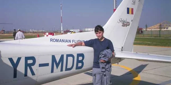 Prahoveanca Roxana Bănăseanu este pilot și arbitru de fotbal (arhivă personală)