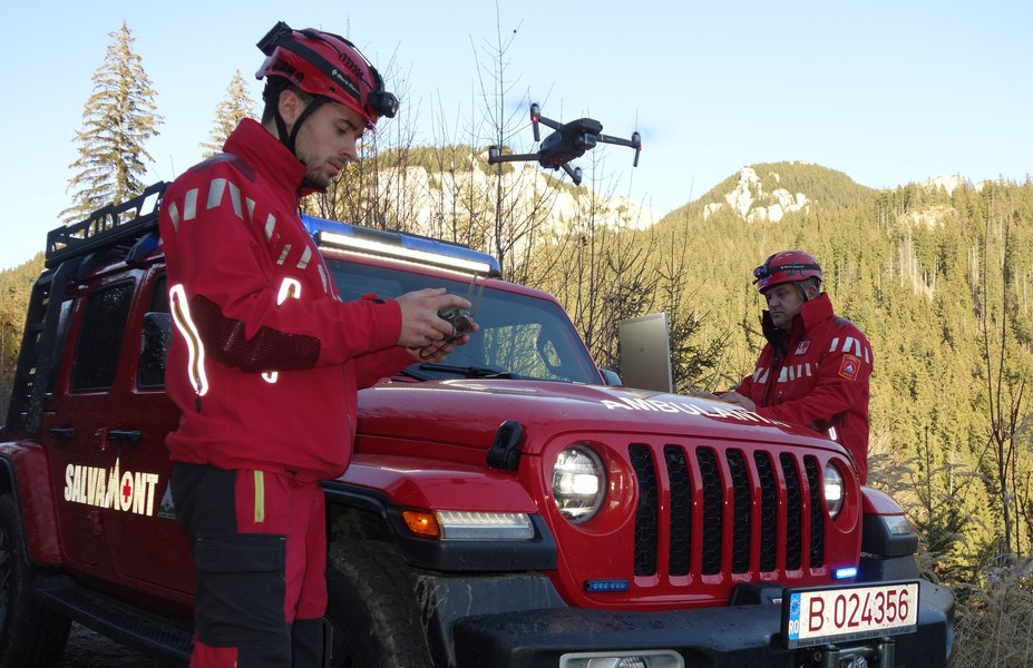 Scene din filmele SF devin realitate în misiunile salvamontiștilor din Neamţ. Drone folosite în operaţiuni de salvare