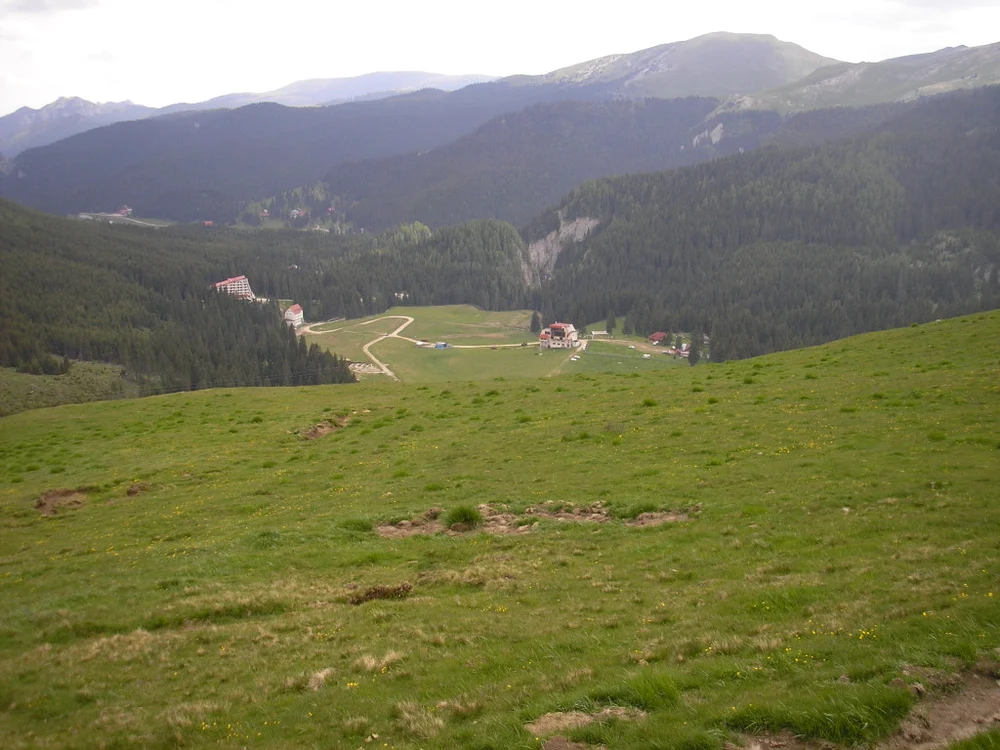 Târgovişte: Sute de turişti au căutat răcoarea la munte