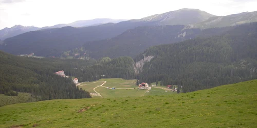 Târgovişte: Sute de turişti au căutat răcoarea la munte