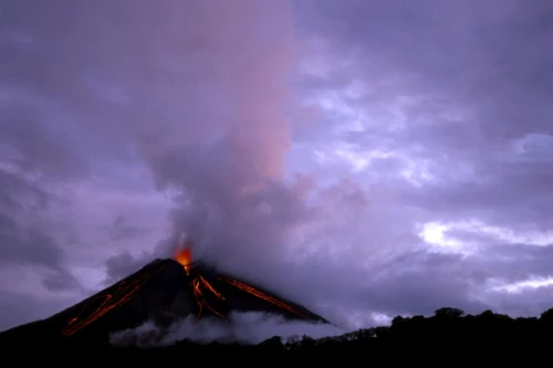 Stratovulcanul Arenal din Costa Rica este una dintre atracţiile turistice de top ale ţării  jpeg