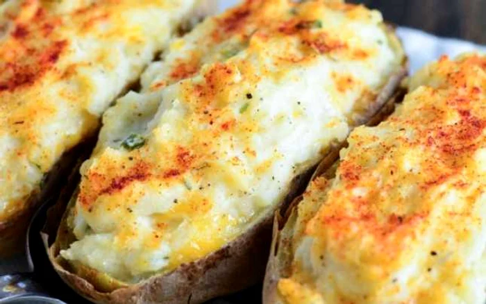 Acesti cartofi sunt copti de două ori, iar rezultatul final e un deliciu.