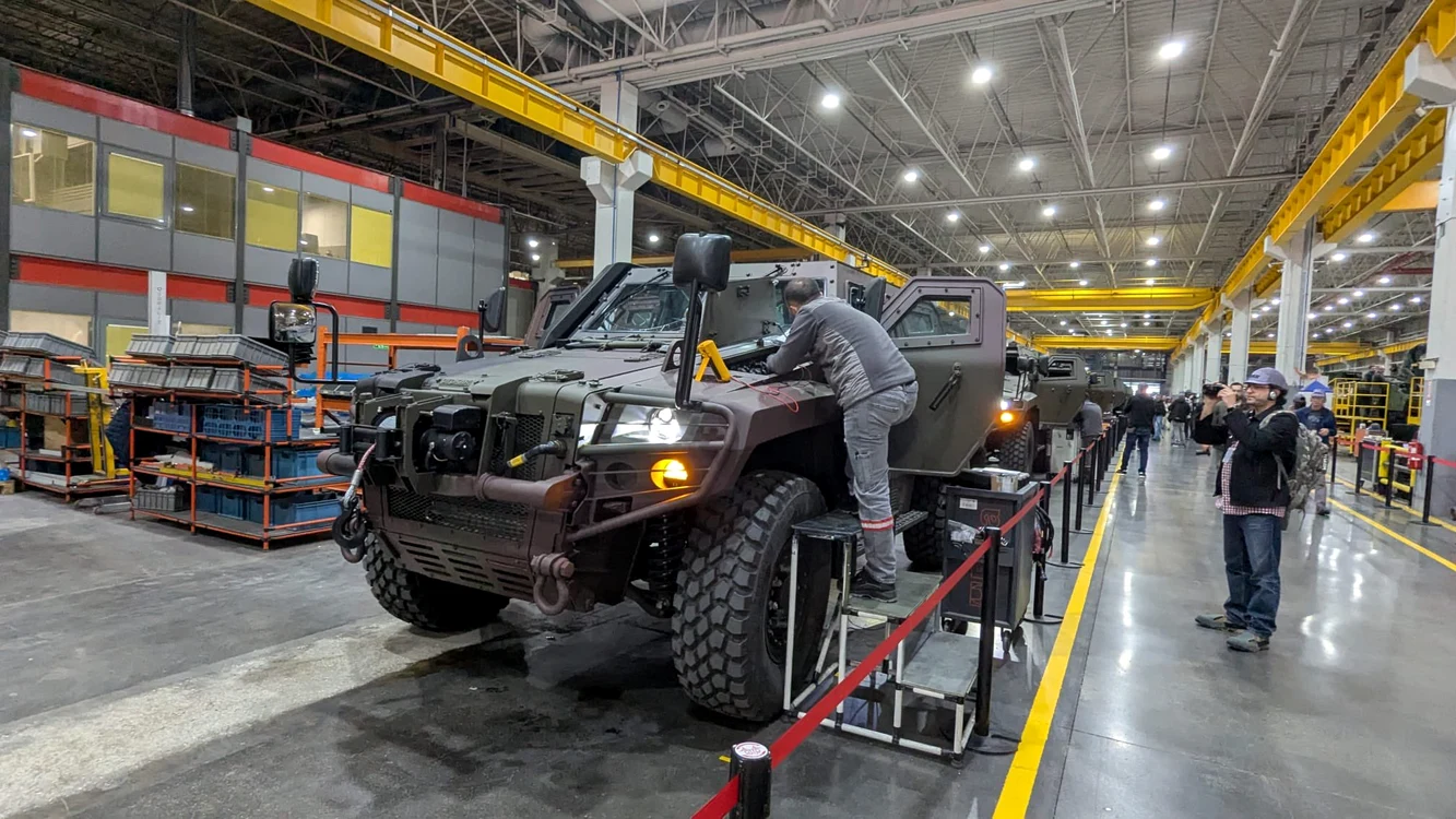 Cobra II ies pe poarta fabricii din Mediaș