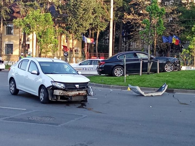 Trei minori, la spital după ce au fost loviți de o mașină proiectată pe un scuar, în Drumul Taberei