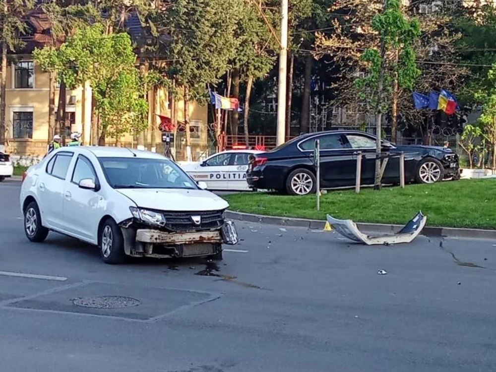 Trei minori, la spital după ce au fost loviți de o mașină proiectată pe un scuar, în Drumul Taberei