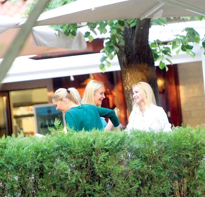 
    Ce dulce e viaţa în libertate!  Cristina Cioran şi Vica, în hohote  de râs, alături de o altă prietenă (în alb)Foto: Click!  