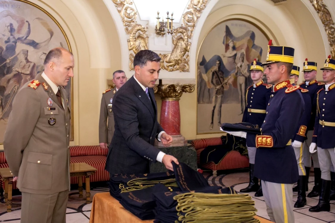 Designrul Alexandru Ciucu le-a înmânat militarilor husele personalizate.  FOTO ADPMR