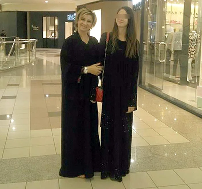 Anamaria, alături  de fiica ei, Rebeca,  îmbrăcate în  haine arăbeşti