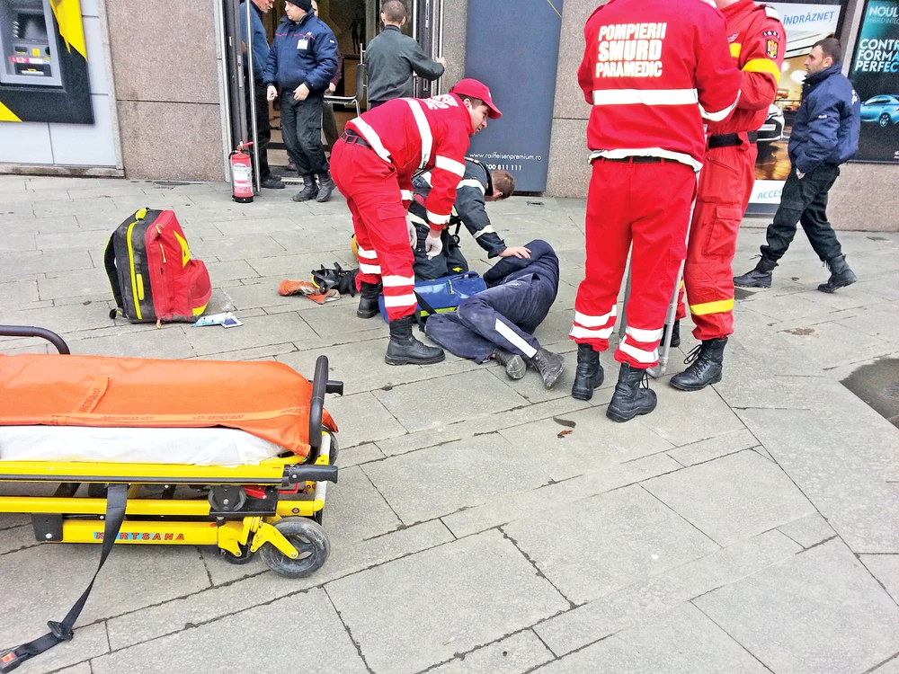 Medicii de la SMURD l-au transportat pe bărbat la spital
