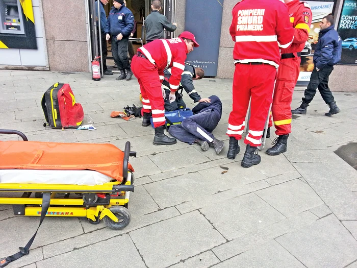 Medicii de la SMURD l-au transportat pe bărbat la spital