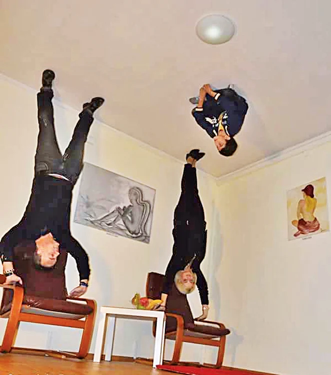 Poza e de fapt invers. Mobila e lipită de tavan, iar vedetele stau pe podea