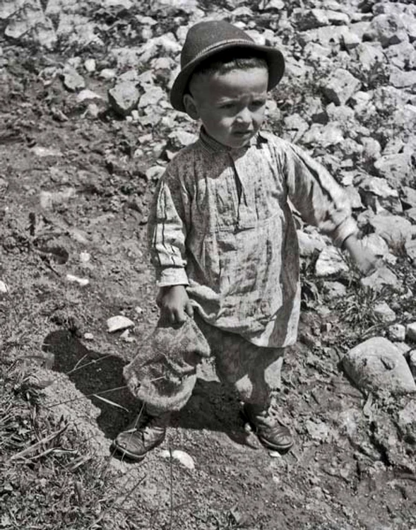 Copil din Apuseni. Foto: Viorel Simionescu. 1964.