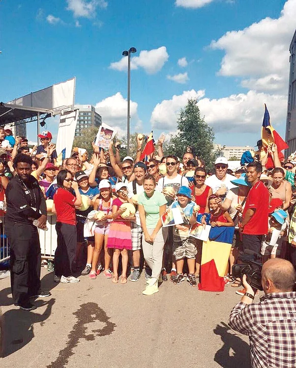 Jucătoarea noastră,  în mijlocul fanilor români