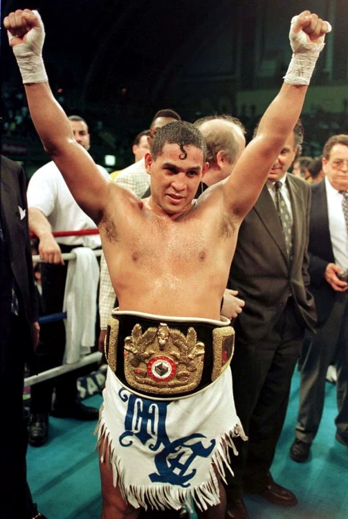 
    Hector «Macho» Camacho, victorios asupra lui Sugar ray Leonard, pe 1 martie 1997, în meciul pentru centura IBC, New Jersey. (Foto: Reuters)  