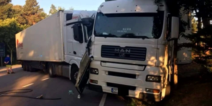 Camionul şoferului care a încercat să fure motorină a fost grav avariat FOTO Şoferi Profesionişti EU