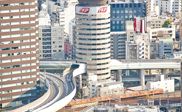 Pasarela de ieşire de pe autostradă trece printre etajele 5 şi 7