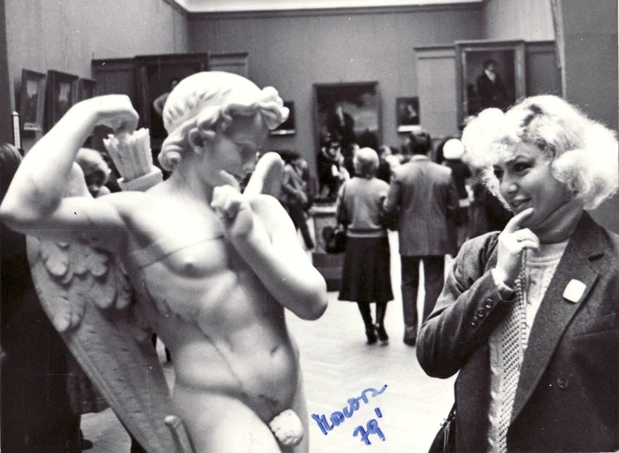 Corina Chiriac, față în față cu statuia unui înger, la Moscova (URSS), în 1979, cu 3 ani înainte de „marea revelație” de la IerusalimFoto: arhiva personală / femeide10.ro