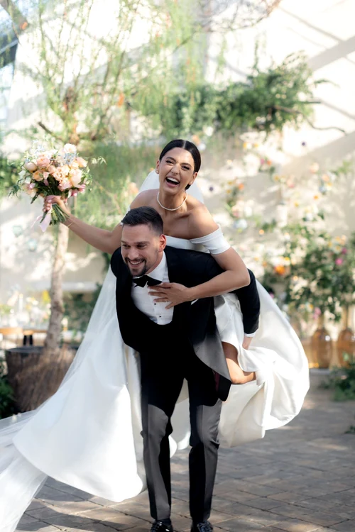 Oana și Vlad, extrem de bucuroși după ce s-au unit și în fața lui Dumnezeu. Foto: Photogenica