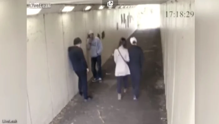 Bărbatul i-a pus la respect pe cei doi huligani în doar câteva secundeFoto captură foto/Youtube