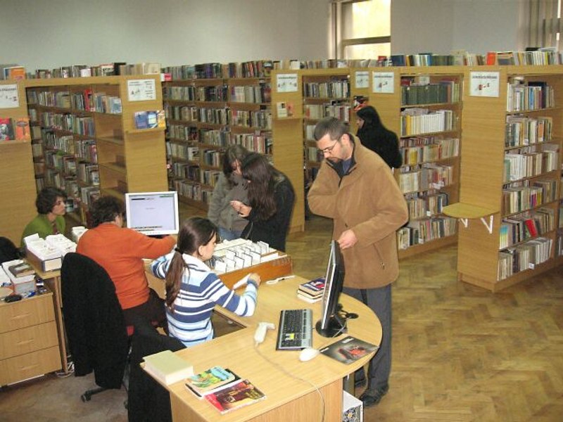 România fără biblioteci. Numărul lor s-a redus la jumătate, iar autoritățile refuză să primească fonduri UE pentru modernizare
