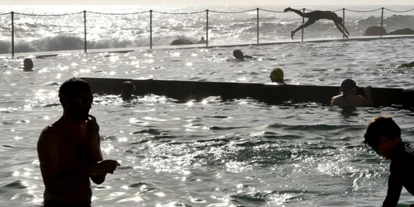 Oamenii se răcoresc pe plaja Bronte Beach într o zi caniculară temperatura a ajuns la 40 de grade Celsius în Sidney Australia FOTO EPA EFE Joel Carrett